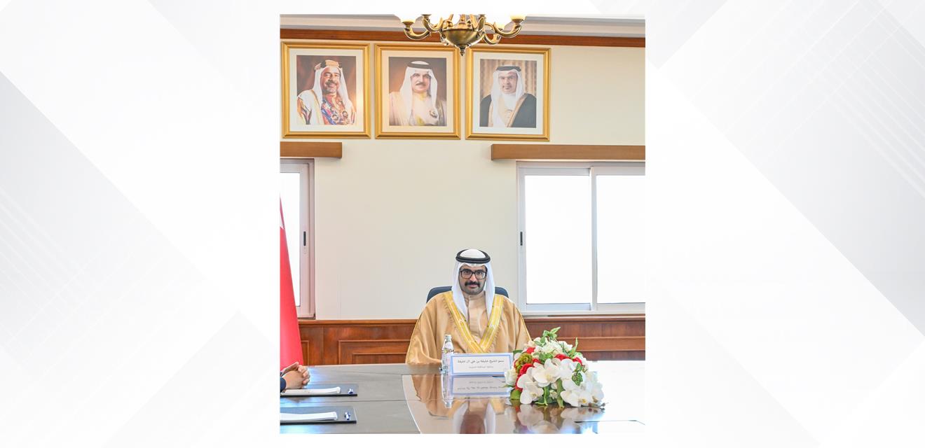 سمو محافظ المحافظة الجنوبية رئيس اللجنة الأمنية يؤكد ترسيخ مقومات الأمن والسلامة وتعزيز الشراكة مع مختلف الإدارات الأمنية<